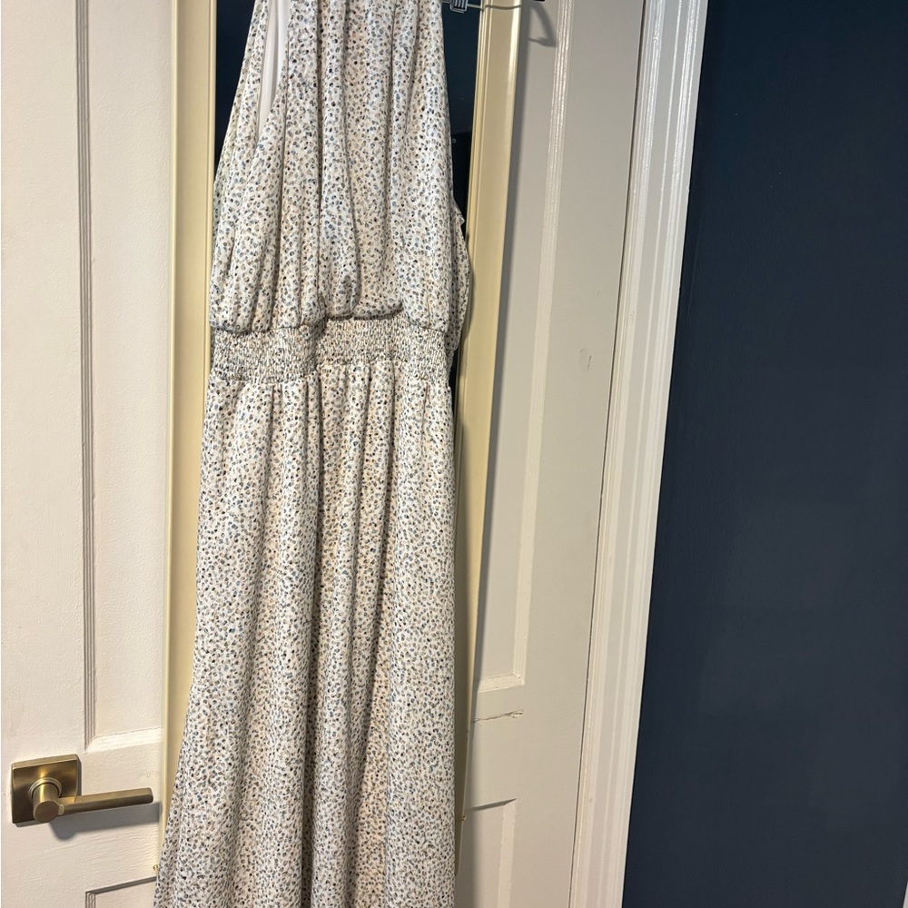Elegant White and Gray Patterned Dress